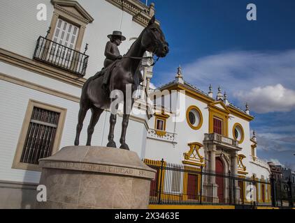 Séville : arène vraie Maestranza et statue équestre de la comtesse de Barcelone Banque D'Images