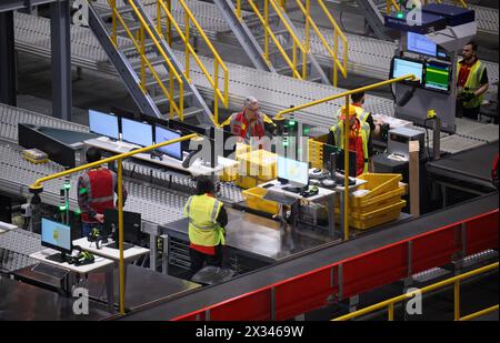 Istanbul, Turquie. 23 avril 2024. Les colis et les colis circulent sur des bandes transporteuses et sont scannés et triés au centre logistique de DHL Express à Istanbul. Crédit : Bernd von Jutrczenka/dpa/Alamy Live News Banque D'Images
