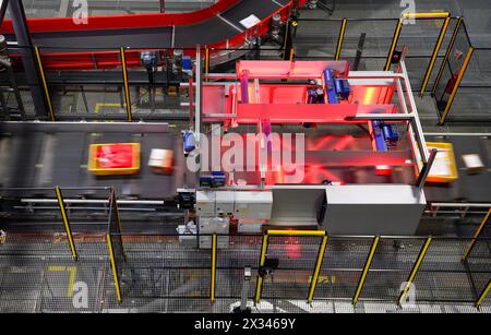 Istanbul, Turquie. 23 avril 2024. Les colis et les colis circulent sur des bandes transporteuses et sont scannés et triés au centre logistique de DHL Express à Istanbul. Crédit : Bernd von Jutrczenka/dpa/Alamy Live News Banque D'Images