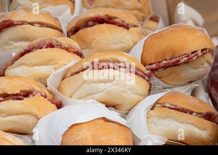 Italie, Lombardie, Crema, Festa del Salame Nobile Cremasco Festival, Salami sandwichs Banque D'Images