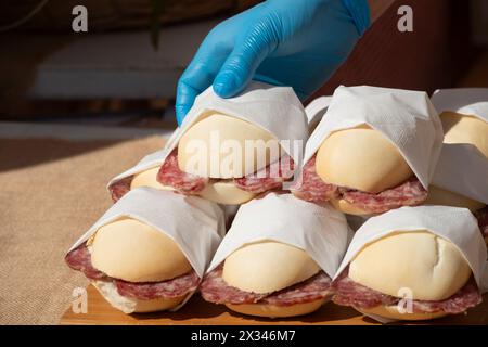 Italie, Lombardie, Crema, Festa del Salame Nobile Cremasco Festival, Salami sandwichs Banque D'Images