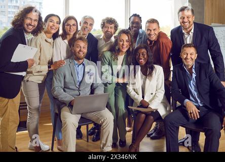 Portrait d'un grand groupe de gens d'affaires divers travaillant ensemble sur un projet commun. Banque D'Images