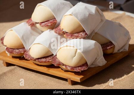 Italie, Lombardie, Crema, Festa del Salame Nobile Cremasco Festival, Salami sandwichs Banque D'Images