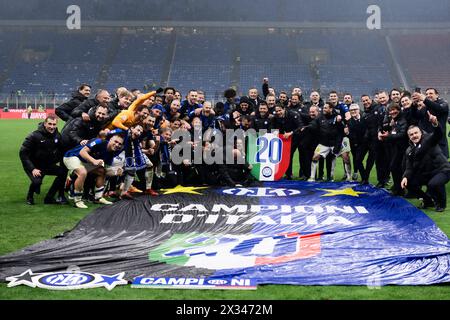 Milan, Italie. 22 avril 2024. Les joueurs et le staff du FC Internazionale célèbrent la victoire du 20e Scudetto (Championnat italien de Serie A) du FC Internazionale à la fin du match de Serie A entre l'AC Milan et le FC Internazionale. Crédit : Nicolò Campo/Alamy Live News Banque D'Images