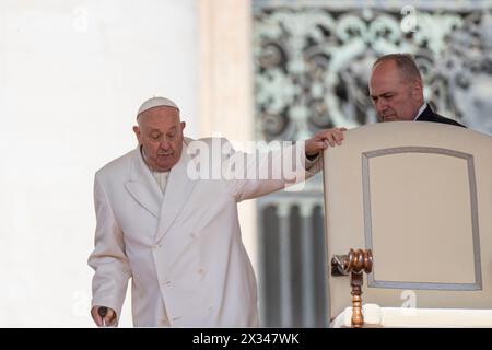 Cité du Vatican, Vatican. 24 avril 2024. Le pape François arrive en Pierre's Square.le pape François mène son audience générale traditionnelle du mercredi.L'audience générale traditionnelle du mercredi du pape François en un lieu Place Pierre dans la Cité du Vatican. (Crédit image : © Stefano Costantino/SOPA images via ZUMA Press Wire) USAGE ÉDITORIAL SEULEMENT! Non destiné à UN USAGE commercial ! Banque D'Images