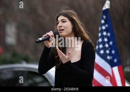 Boston, Massachusetts, États-Unis. 21 avril 2024. Les Arméniens et leurs amis assistent au 109e anniversaire du génocide arménien de 1915 par le gouvernement ottoman Turkiye. L'événement de cette année est d'une importance immense, en particulier si l'on considère le nettoyage ethnique récent des Arméniens du Haut-Karabkh en septembre dernier par les forces militaires gouvernementales de l'Azerbaïdjan. L'événement au parc du patrimoine arménien sur la voie verte Rose Kennedy a présenté plusieurs conférenciers et des spectacles musicaux. (Crédit image : © Kenneth Martin/ZUMA Press Wire) USAGE ÉDITORIAL SEULEMENT! Non destiné à UN USAGE commercial ! Banque D'Images