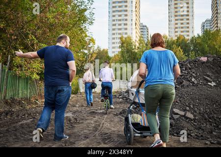 MOSCOU, RUSSIE - 18 septembre 2015 : groupe de résidents du district de Losiniy Ostrov dans la zone de base illégale pour le traitement et le tri des déchets de construction. Banque D'Images