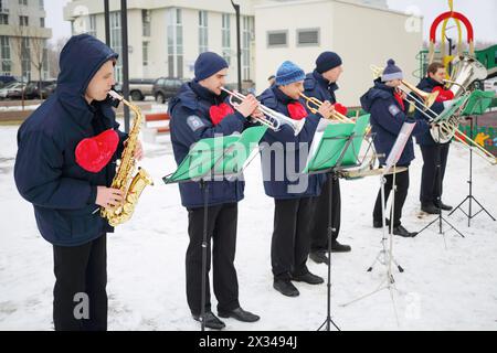 Brass band de six musiciens jouent avec des notes en plein air le jour d'hiver Banque D'Images