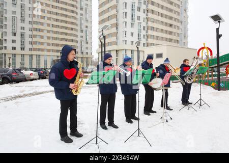 Brass band de six musiciens jouent près du bâtiment le jour d'hiver Banque D'Images