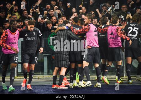 Les joueurs de la Juventus célèbrent la victoire à la fin du match lors de la demi-finale de la Coupe d'Italie de deuxième manche entre Lazio et Juvenuts au stade olympique. Score final ; Juvenuts 2 : 1 Lazio. Banque D'Images