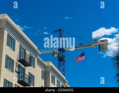 Grue de construction à côté d'un bâtiment à Charleston, SC Banque D'Images
