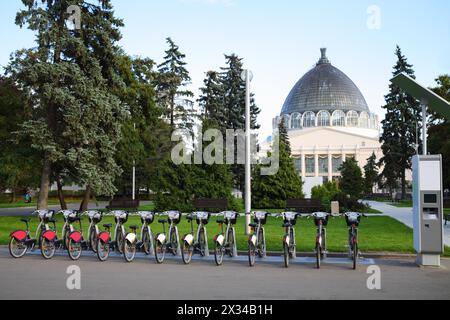 Vélos pour location et terminal de paiement à VDNKh à Moscou, Russie Banque D'Images