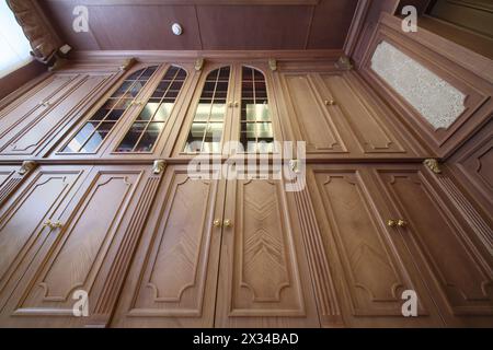 Façade d'une bibliothèque en bois avec inserts en verre, la vue de bas en haut Banque D'Images