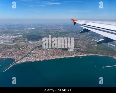 Italie, Latium, vue aérienne de la ville de Fiumicino et littoral Thyrrhenian Tevere (sur la gauche) Banque D'Images