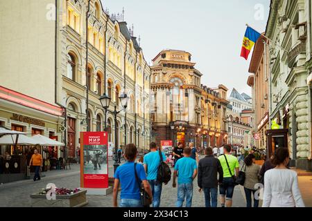 RUSSIE, MOSCOU - 22 juin 2015 : les gens marchent le long de la rue Kuznetsky Most. Kuznetsky est l'une des plus anciennes rues de Moscou. Banque D'Images