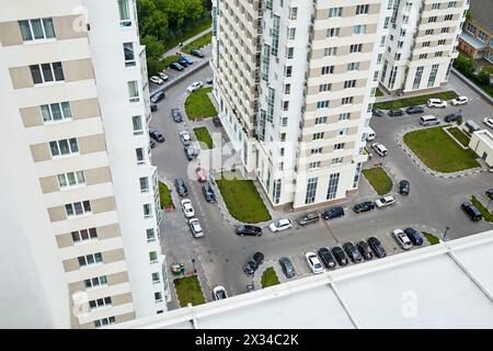 Vue de dessus sur la cour d'un complexe résidentiel moderne avec voitures garées. Banque D'Images