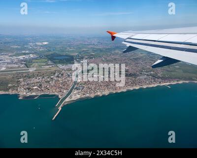 Italie, Latium, vue aérienne de la ville de Fiumicino et littoral Thyrrhenian Tevere (sur la gauche) Banque D'Images