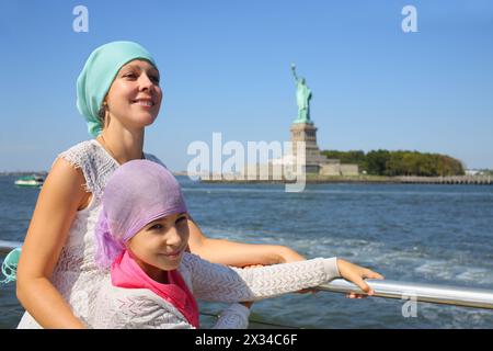 Portrait de mère avec fille sur un bateau devant la célèbre Statue de la liberté à New York Banque D'Images