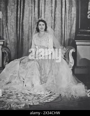 La princesse Elizabeth est photographiée dans sa robe de mariée le jour où elle a épousé Philippe, le duc d'Édimbourg, le 20 novembre 1947. L'année suivante, ils accueillent leur premier fils, le prince Charles, marquant une nouvelle génération dans la monarchie britannique. Élisabeth monta sur le trône en 1952, signe d'un changement décisif dans la direction royale. Banque D'Images