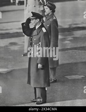 Le roi George VI et la princesse Elizabeth sont montrés en train de rendre hommage au cénotaphe de Whitehall, à Londres, pendant le dimanche du souvenir. Capturé en novembre 1949, ce moment souligne leur participation à une tradition nationale solennelle, honorant les victimes de la première et de la seconde guerres mondiales lors d’un mémorial dédié à leur mémoire. Banque D'Images