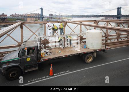 NEW YORK, États-Unis - 08 septembre 2014 : les ouvriers peignent le cadre du pont de Brooklyn Banque D'Images