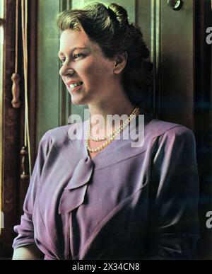 La princesse Elizabeth est photographiée au palais de Buckingham à l'âge de 20 ans dans ce portrait réalisé en 1946, peu après la fin de la seconde Guerre mondiale. Cette image marque le début de son chemin vers le trône. Elle épouse Philippe, duc d'Édimbourg, en 1947, et ils accueillent leur fils aîné, le prince Charles, l'année suivante. Banque D'Images