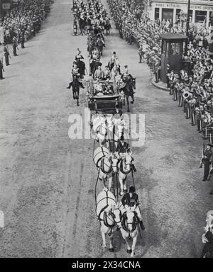 Le roi George VI et la reine Elizabeth sont montrés en route vers un Cathédrale de Paul en calèche, assistant à l'ouverture du Festival of Britain en 1951. Cet événement du centenaire met en valeur les progrès de la Grande-Bretagne dans les domaines des arts, de la science, de la technologie et du design industriel. Banque D'Images