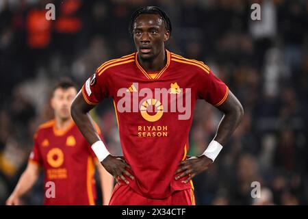 Tammy Abraham de L'AS Roma regarde pendant le match de football de la Ligue Europa entre L'AS Roma et l'AC Milan au stade Olimpico à Rome (Italie), le 18 avril 2024. Banque D'Images