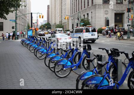 NEW YORK, États-Unis - 08 septembre 2014 : plusieurs vélos bleus en location à l'intersection de Central Street et Worth Street Banque D'Images