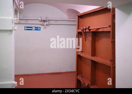 Portes avec portes métalliques dans le couloir menant au bunker Staline à Samara, Russie Banque D'Images