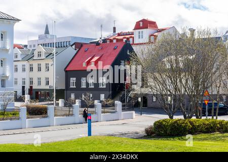 Reykjavik, Islande, 14.05.22. Reykjavik paysage urbain du centre-ville avec des bâtiments résidentiels traditionnels islandais colorés avec des toits à pignon. Banque D'Images