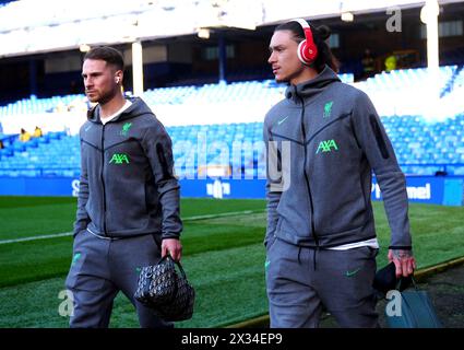 Alexis Mac Allister de Liverpool (à gauche) et Darwin Nunez arrivent avant le match de premier League à Goodison Park, Liverpool. Date de la photo : mercredi 24 avril 2024. Banque D'Images