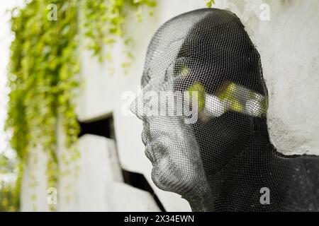 MOSCOU, RUSSIE - 26 juin 2015 : sculpture dans le parc Sokolniki. Visage humain en treillis métallique monté dans le bloc de béton. Banque D'Images