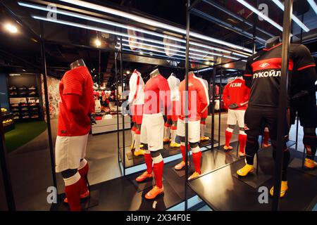 MOSCOU - 25 décembre 2014 : magasin de sport dans le stade Spartak. Capacité du stade - 45 000 personnes. Le stade a été construit en 2010-2014 Banque D'Images