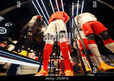 MOSCOU - 25 décembre 2014 : magasin de sport avec des tenues de football dans le stade Spartak. Capacité du stade - 45 000 personnes. Le stade a été construit en 2010-2014 Banque D'Images