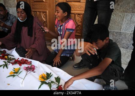 Khan Younis, Gaza. 24 avril 2024. Des proches tentent d’identifier les corps décomposés et démembrés de Palestiniens qui ont perdu la vie après les attaques israéliennes à Khan Yunis dans le sud de Gaza, mercredi 24 avril 2024. Les Nations Unies ont appelé à une « enquête indépendante, efficace et transparente » sur la découverte de charniers dans deux hôpitaux de Gaza qui ont été assiégés et attaqués par les troupes israéliennes cette année. La découverte est intervenue après que les troupes israéliennes ont quitté Khan Yunis. Photo de Ismael Mohamad/UPI crédit : UPI/Alamy Live News Banque D'Images