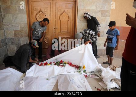 Khan Younis, Gaza. 24 avril 2024. Des proches tentent d’identifier les corps décomposés et démembrés de Palestiniens qui ont perdu la vie après les attaques israéliennes à Khan Yunis dans le sud de Gaza, mercredi 24 avril 2024. Les Nations Unies ont appelé à une « enquête indépendante, efficace et transparente » sur la découverte de charniers dans deux hôpitaux de Gaza qui ont été assiégés et attaqués par les troupes israéliennes cette année. La découverte est intervenue après que les troupes israéliennes ont quitté Khan Yunis. Photo de Ismael Mohamad/UPI crédit : UPI/Alamy Live News Banque D'Images