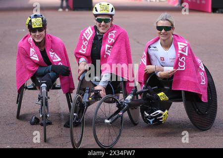 (G à d) Tatyana McFadden (USA) 3e, Catherine Debrunner (Suisse) 1re & Manuela Schär (Schar) (Suisse) 2e du Marathon en fauteuil roulant féminin au TCS London Marathon 2024. Banque D'Images