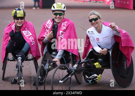 (G à d) Tatyana McFadden (USA) 3e, Catherine Debrunner (Suisse) 1re & Manuela Schär (Schar) (Suisse) 2e du Marathon en fauteuil roulant féminin au TCS London Marathon 2024. Banque D'Images