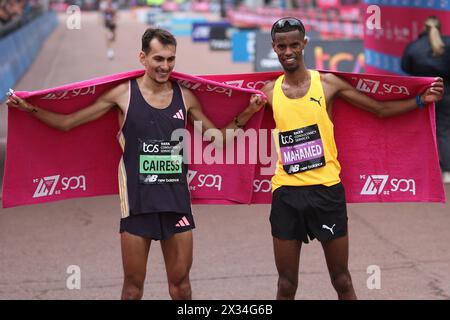 Emile Cairess & Mahamed Mahamed de Grande-Bretagne terminant 3e et 4e du marathon masculin au marathon TCS de Londres 2024. Banque D'Images