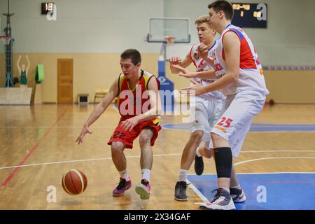 MOSCOU, RUSSIE - 12 DÉCEMBRE 2015 : match de basket-ball au stade couvert entre les équipes CSKA et Labor Reserves. Banque D'Images