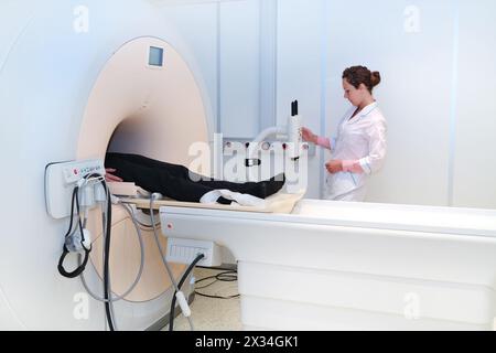 Tomodensitométrie le scanner à l'hôpital avec le patient et le médecin Banque D'Images