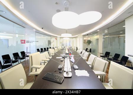 MOSCOU, RUSSIE - APR 10, 2014 : salle de conférence lumineuse dans le bureau de la Bourse de Moscou : murs de verre, longue table avec microphones Banque D'Images