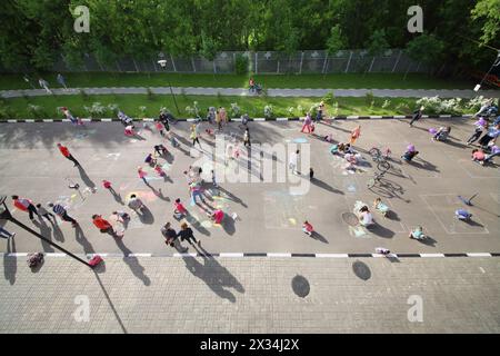 MOSCOU - Jun 01, 2015 : adultes et enfants participent à la compétition de dessins à la craie sur le trottoir dans le complexe résidentiel Elk Island, a to Banque D'Images