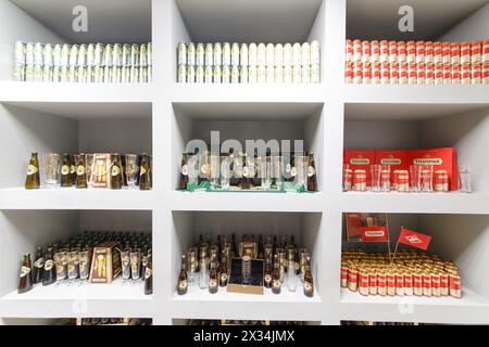 MOSCOU - 2 DÉCEMBRE 2014 : canettes et bouteilles de bière sur le stand d'exposition de la brasserie Moscow Brewing Company Banque D'Images