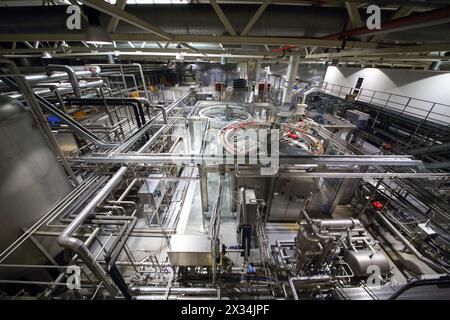 immense hall avec équipement de brassage à l'usine de bière Banque D'Images