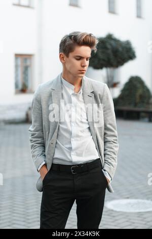 Jeune beau gars dans des vêtements élégants Banque D'Images