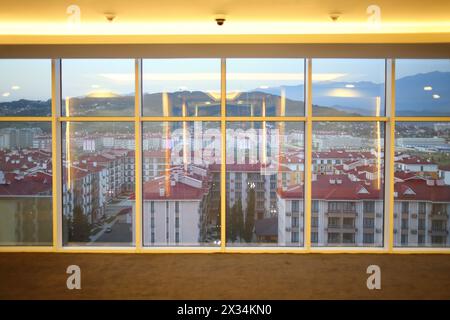 SOTCHI, RUSSIE - 25 juillet 2014 : la vue depuis la fenêtre sur le complexe hôtelier Pure étangs et les montagnes dans la soirée Banque D'Images