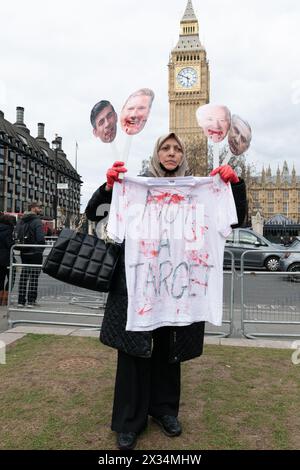 Londres, Royaume-Uni. 24 avril 2024. Des agents de santé et d'autres partisans de la Palestine organisent une veillée sur la place du Parlement pour les personnes tuées par Israël à Gaza et en Cisjordanie. Les militants ont lu certains des noms et âges des milliers d'enfants tués dans le conflit et ont appelé à un cessez-le-feu et à la fin des ventes d'armes britanniques à Israël. Crédit : Ron Fassbender/Alamy Live News Banque D'Images