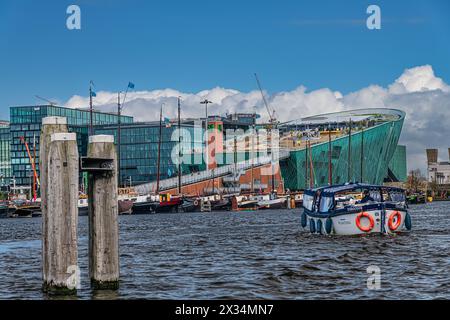 Le musée des sciences NEMO à Amsterdam est le plus grand centre scientifique des Pays-Bas et a été conçu par l'architecte Renzo Piano. Banque D'Images